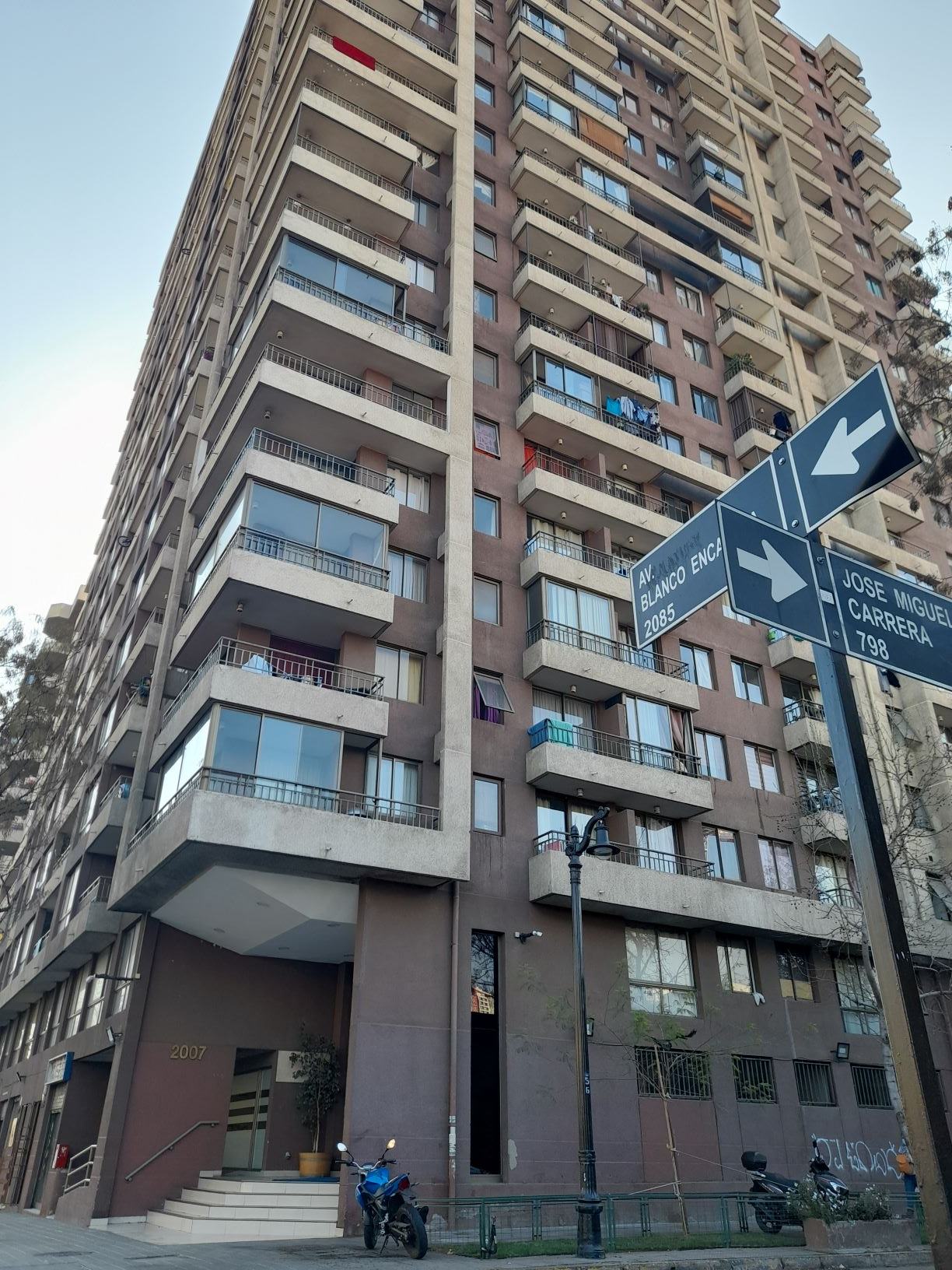 Departamento en Santiago centro, cocina americana y balcón — foto 2